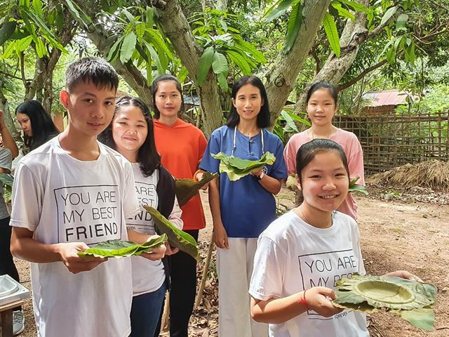 คณะศิลปศาสตร์ จัดอบรมหลักสูตรท้องถิ่นกับเทคโนโลยี หัวข้อ “การทำจานใบไม้และขนมแตงไทย”