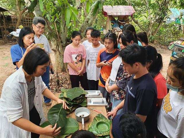 คณะศิลปศาสตร์ จัดอบรมหลักสูตรท้องถิ่นกับเทคโนโลยี หัวข้อ “การทำจานใบไม้และขนมแตงไทย”