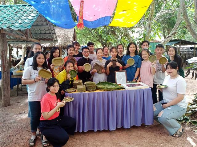 คณะศิลปศาสตร์ จัดอบรมหลักสูตรท้องถิ่นกับเทคโนโลยี หัวข้อ “การทำจานใบไม้และขนมแตงไทย”