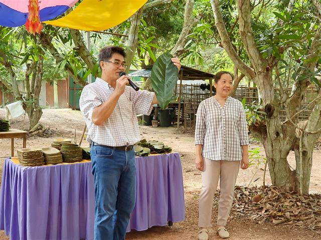 คณะศิลปศาสตร์ จัดอบรมหลักสูตรท้องถิ่นกับเทคโนโลยี หัวข้อ “การทำจานใบไม้และขนมแตงไทย”