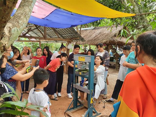 คณะศิลปศาสตร์ จัดอบรมหลักสูตรท้องถิ่นกับเทคโนโลยี หัวข้อ “การทำจานใบไม้และขนมแตงไทย”