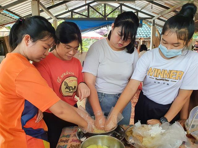 คณะศิลปศาสตร์ จัดอบรมหลักสูตรท้องถิ่นกับเทคโนโลยี หัวข้อ “การทำจานใบไม้และขนมแตงไทย”