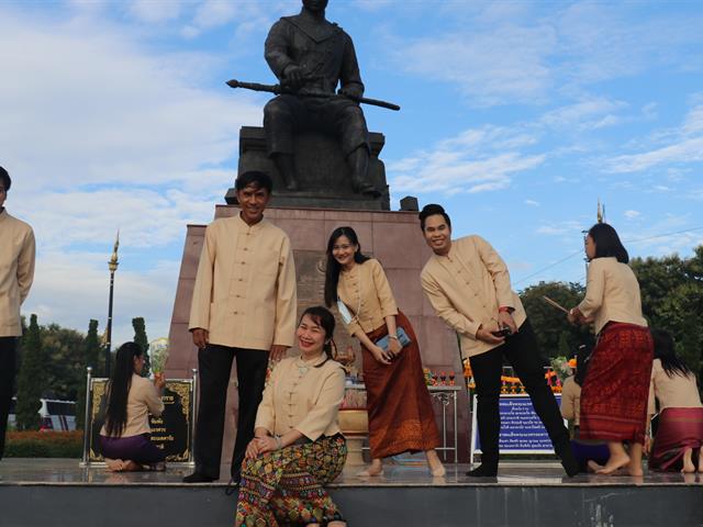 ผู้บริหาร อาจารย์ และบุคลากรคณะแพทยศาสตร์ มหาวิทยาลัยพะเยา ร่วมสักการะพระบรมรูปสมเด็จพระนเรศวรมหาราช 
