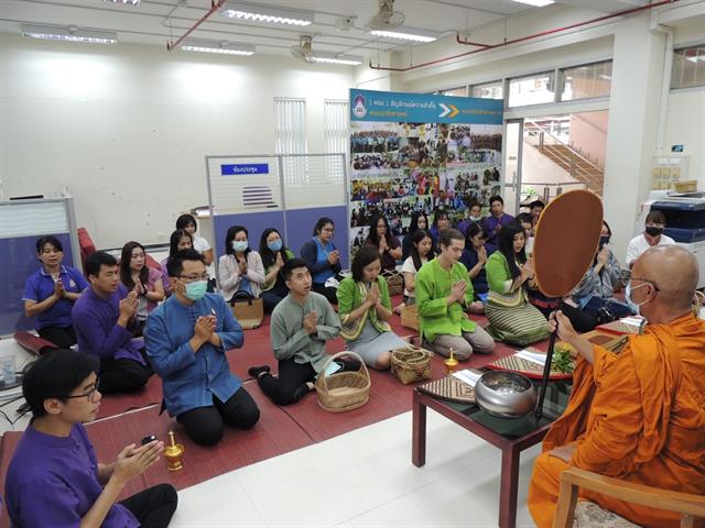 คณบดี ผู้บริหารและบุคลากรคณะเภสัชศาสตร์ ม.พะเยา ร่วมพิธีทำบุญตักบาตรข้าวสารอาหารแห้ง ประจำเดือน ตุลาคม 2563