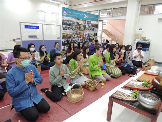คณบดี ผู้บริหารและบุคลากรคณะเภสัชศาสตร์ ม.พะเยา ร่วมพิธีทำบุญตักบาตรข้าวสารอาหารแห้ง ประจำเดือน ตุลาคม 2563