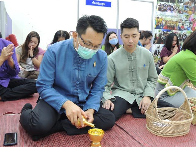 คณบดี ผู้บริหารและบุคลากรคณะเภสัชศาสตร์ ม.พะเยา ร่วมพิธีทำบุญตักบาตรข้าวสารอาหารแห้ง ประจำเดือน ตุลาคม 2563