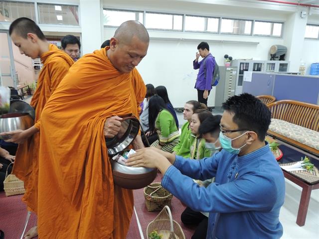คณบดี ผู้บริหารและบุคลากรคณะเภสัชศาสตร์ ม.พะเยา ร่วมพิธีทำบุญตักบาตรข้าวสารอาหารแห้ง ประจำเดือน ตุลาคม 2563