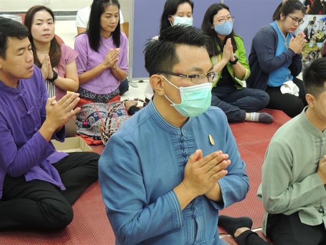 คณบดี ผู้บริหารและบุคลากรคณะเภสัชศาสตร์ ม.พะเยา ร่วมพิธีทำบุญตักบาตรข้าวสารอาหารแห้ง ประจำเดือน ตุลาคม 2563
