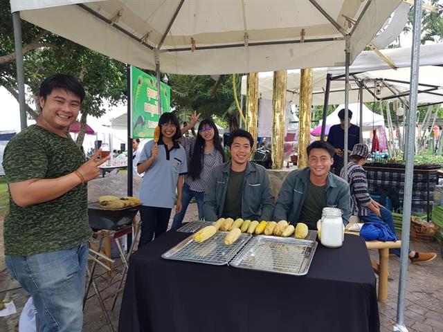 คณะเกษตรศาสตร์ฯ ร่วมจัดกิจกรรมออกบูธในงาน " ล้าลาลอย " จำหน่ายและแสดงโชว์ผลิตภัณฑ์ของคณะ และของนิสิตคณะเกษตรศาสตร์ฯ 
