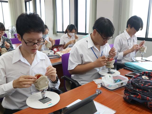 ผู้อำนวยการศูนย์ทันตสาธารณสุขระหว่างประเทศ และ อาจารย์จุมพล พรหมสาขา ณ สกลนคร ให้เกียรติสอนในรายวิชาการยศาสตร์แก่นิสิตทันตแพทย์ ชั้นปีที่ 3
