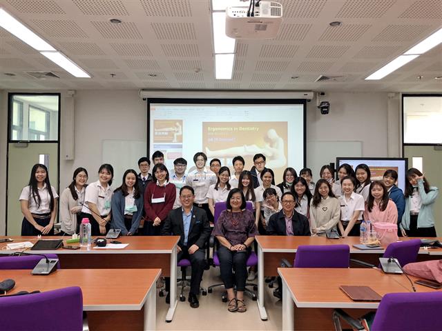 ผู้อำนวยการศูนย์ทันตสาธารณสุขระหว่างประเทศ และ อาจารย์จุมพล พรหมสาขา ณ สกลนคร ให้เกียรติสอนในรายวิชาการยศาสตร์แก่นิสิตทันตแพทย์ ชั้นปีที่ 3