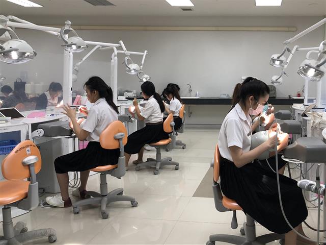 ผู้อำนวยการศูนย์ทันตสาธารณสุขระหว่างประเทศ และ อาจารย์จุมพล พรหมสาขา ณ สกลนคร ให้เกียรติสอนในรายวิชาการยศาสตร์แก่นิสิตทันตแพทย์ ชั้นปีที่ 3