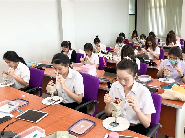 ผู้อำนวยการศูนย์ทันตสาธารณสุขระหว่างประเทศ และ อาจารย์จุมพล พรหมสาขา ณ สกลนคร ให้เกียรติสอนในรายวิชาการยศาสตร์แก่นิสิตทันตแพทย์ ชั้นปีที่ 3