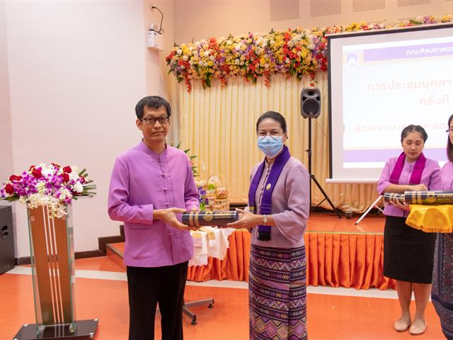 คณะศิลปศาสตร์มอบรางวัลแสดงความยินดีกับคณาจารย์คณะศิลปศาสตร์ ที่ยื่นขอกำหนดตำแหน่งวิชาการ ได้รับผลประเมินการสอนดีเด่น และได้รับทุนวิจัย