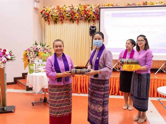 คณะศิลปศาสตร์มอบรางวัลแสดงความยินดีกับคณาจารย์คณะศิลปศาสตร์ ที่ยื่นขอกำหนดตำแหน่งวิชาการ ได้รับผลประเมินการสอนดีเด่น และได้รับทุนวิจัย