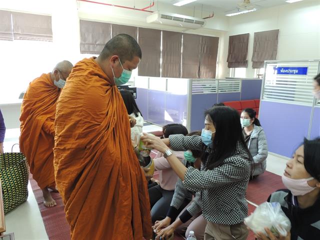 ตักบาตรข้าวสารอาหารแห้ง ชุดผ้าไทยพื้นถิ่น ส่งเสริมและอนุรักษ์ภูมิปัญญาไทย