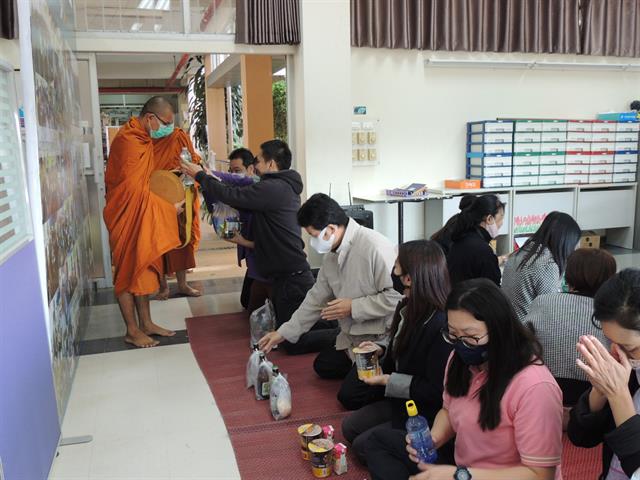 ตักบาตรข้าวสารอาหารแห้ง ชุดผ้าไทยพื้นถิ่น ส่งเสริมและอนุรักษ์ภูมิปัญญาไทย