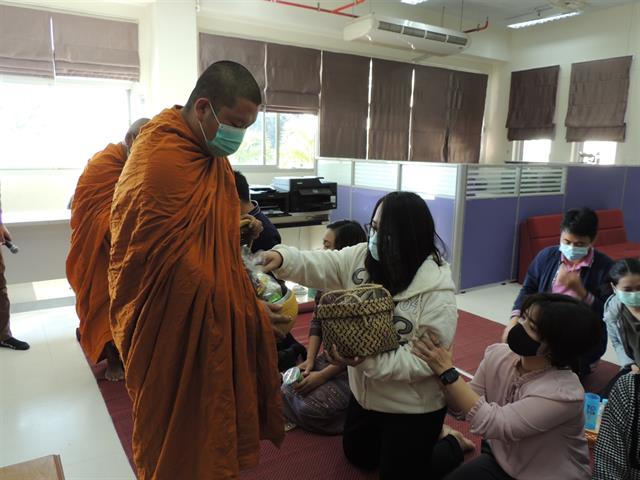 ตักบาตรข้าวสารอาหารแห้ง ชุดผ้าไทยพื้นถิ่น ส่งเสริมและอนุรักษ์ภูมิปัญญาไทย