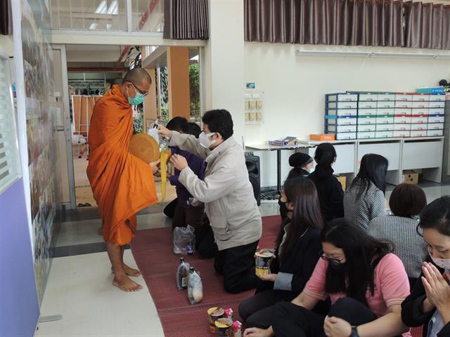 ตักบาตรข้าวสารอาหารแห้ง ชุดผ้าไทยพื้นถิ่น ส่งเสริมและอนุรักษ์ภูมิปัญญาไทย