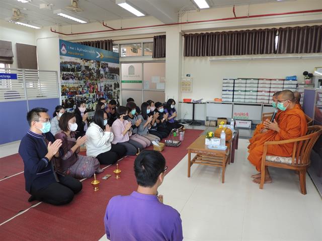 ตักบาตรข้าวสารอาหารแห้ง ชุดผ้าไทยพื้นถิ่น ส่งเสริมและอนุรักษ์ภูมิปัญญาไทย