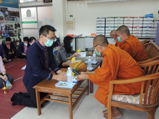 ตักบาตรข้าวสารอาหารแห้ง ชุดผ้าไทยพื้นถิ่น ส่งเสริมและอนุรักษ์ภูมิปัญญาไทย