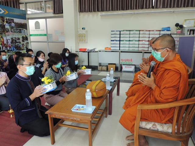 ตักบาตรข้าวสารอาหารแห้ง ชุดผ้าไทยพื้นถิ่น ส่งเสริมและอนุรักษ์ภูมิปัญญาไทย