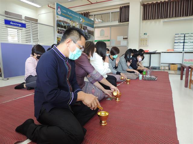 ตักบาตรข้าวสารอาหารแห้ง ชุดผ้าไทยพื้นถิ่น ส่งเสริมและอนุรักษ์ภูมิปัญญาไทย