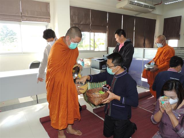 ตักบาตรข้าวสารอาหารแห้ง ชุดผ้าไทยพื้นถิ่น ส่งเสริมและอนุรักษ์ภูมิปัญญาไทย
