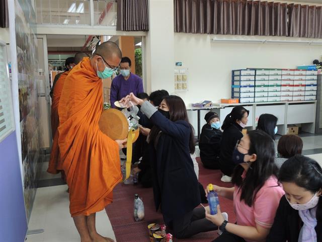 ตักบาตรข้าวสารอาหารแห้ง ชุดผ้าไทยพื้นถิ่น ส่งเสริมและอนุรักษ์ภูมิปัญญาไทย