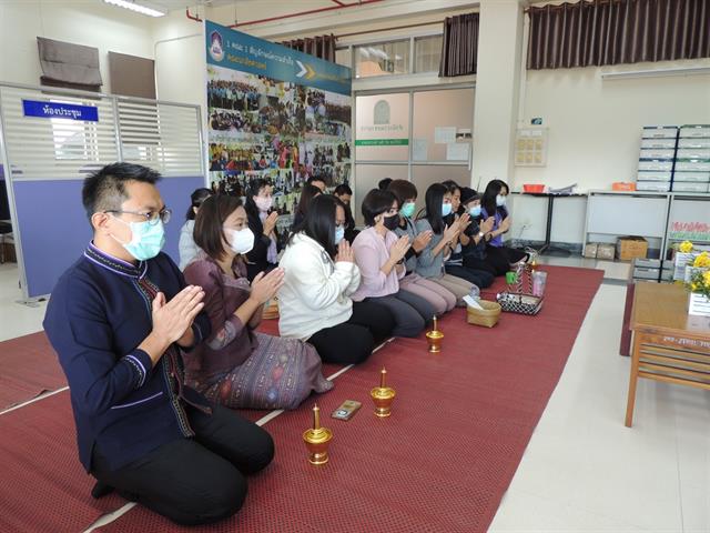ตักบาตรข้าวสารอาหารแห้ง ชุดผ้าไทยพื้นถิ่น ส่งเสริมและอนุรักษ์ภูมิปัญญาไทย