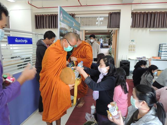 ตักบาตรข้าวสารอาหารแห้ง ชุดผ้าไทยพื้นถิ่น ส่งเสริมและอนุรักษ์ภูมิปัญญาไทย