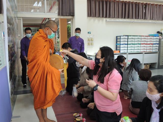 ตักบาตรข้าวสารอาหารแห้ง ชุดผ้าไทยพื้นถิ่น ส่งเสริมและอนุรักษ์ภูมิปัญญาไทย