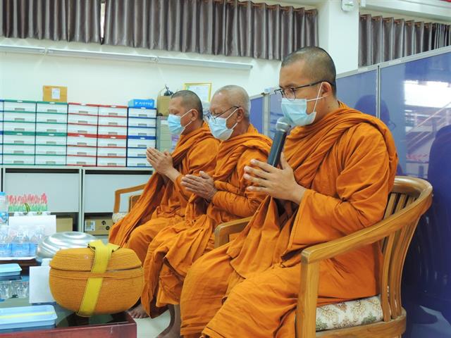 ทำบุญตักบาตรข้าวสารอาหารแห้ง และปฏิบัติธรรม เพื่อน้อมถวายเป็นพระราชกุศลแก่ สมเด็จพระกนิษฐาธิราชเจ้า กรมสมเด็จพระเทพรัตนราชสุดา ฯ สยามบรมราชกุมารี 