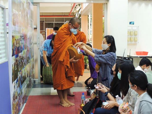 ทำบุญตักบาตรข้าวสารอาหารแห้ง และปฏิบัติธรรม เพื่อน้อมถวายเป็นพระราชกุศลแก่ สมเด็จพระกนิษฐาธิราชเจ้า กรมสมเด็จพระเทพรัตนราชสุดา ฯ สยามบรมราชกุมารี 
