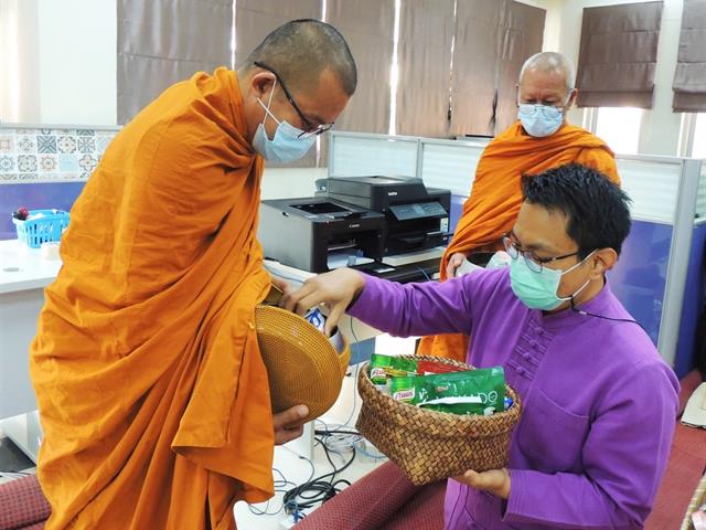 ทำบุญตักบาตรข้าวสารอาหารแห้ง และปฏิบัติธรรม เพื่อน้อมถวายเป็นพระราชกุศลแก่ สมเด็จพระกนิษฐาธิราชเจ้า กรมสมเด็จพระเทพรัตนราชสุดา ฯ สยามบรมราชกุมารี 