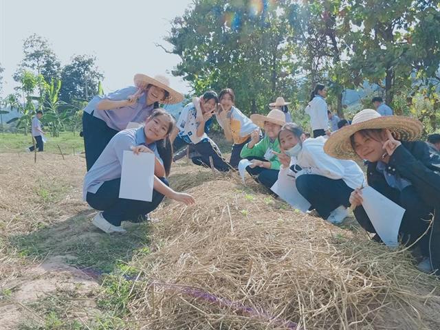 นักเรียนปฏิบิการปลุกพืชผักสวนครัว