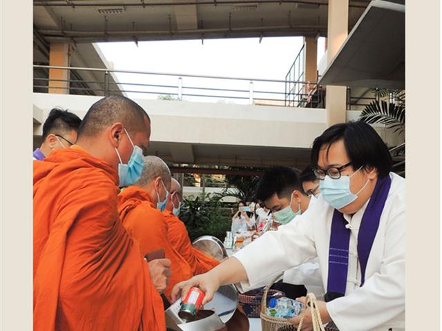 คณะเภสัชศาสตร์ มหาวิทยาลัยพะเยา การแต่งกายด้วยผ้าไทยพื้นถิ่น ทำบุญตักบาตรข้าวสารอาหารแห้งและรับฟังธรรม