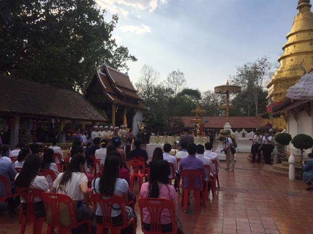 แห่ผ้าห่มพระธาตุจอมทอง