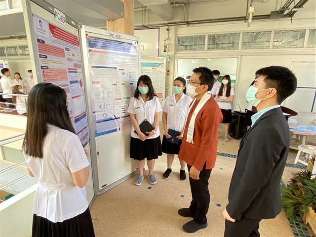 คณะเภสัชศาสตร์ มหาวิทยาลัยพะเยา นิทรรศการและการนำเสนอผลงานโครงงานวิจัยทางเภสัชศาสตร์ กระบวนการวิจัยเพื่อตอบโจทย์ปัญหา กรอบงานวิจัยตามแบบสากล