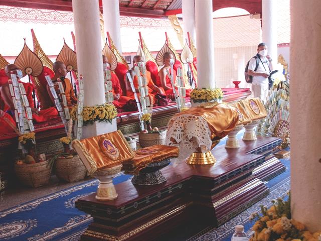 แห่ผ้าห่มพระธาตุจอมทอง