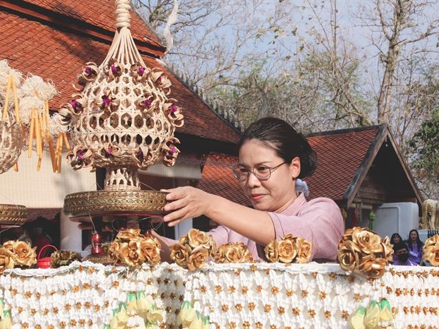 แห่ผ้าห่มพระธาตุจอมทอง