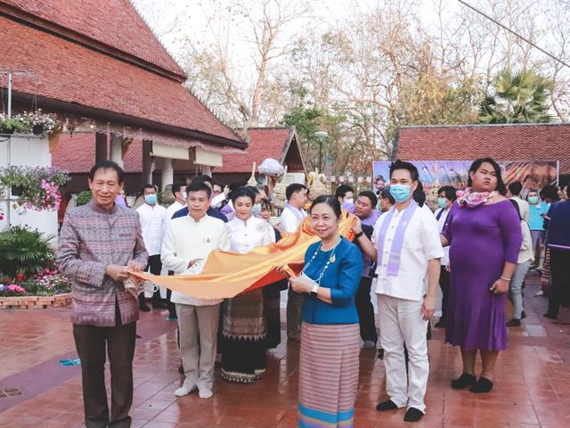 แห่ผ้าห่มพระธาตุจอมทอง