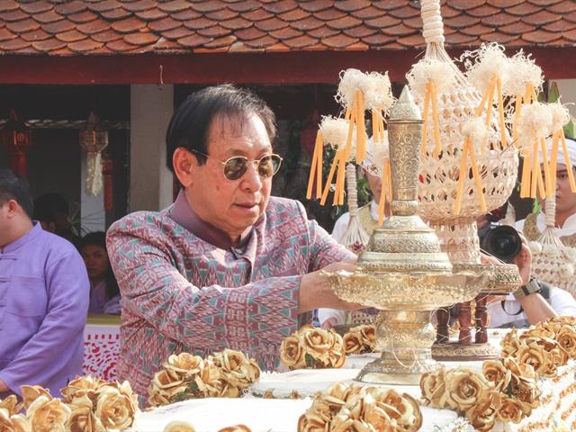 แห่ผ้าห่มพระธาตุจอมทอง