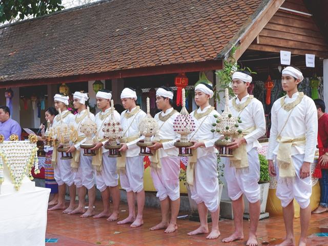 แห่ผ้าห่มพระธาตุจอมทอง