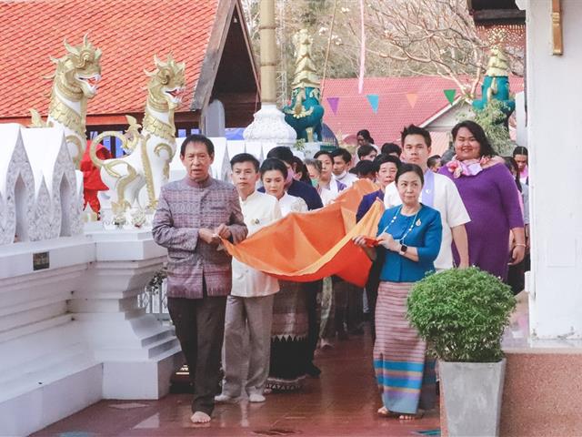 แห่ผ้าห่มพระธาตุจอมทอง