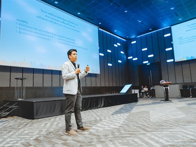 ศาสตราจารย์ ดร.ณรงฤทธิ์ สมบัติสมภพ หัวหน้าศูนย์ดัชนีการอ้างอิงวารสารไทย (TCI) มหาวิทยาลัยเทคโนลยีพระจอมเกล้าธนบุรี บรรยาย Techniques, Tips and Ethics for Research Publications เพื่อมาร่วมแชร์ประสบการและแนะนำเทคนิคด้านการตีพิมพ์ในระดับนานาชาติให้กับนักวิจัยที่เข้าร่วมโครงการ ทั้งนี้ได้รับเกียรติจากอธิการบดีในการเป็นประธานเปิดงาน รวมไปถึงให้นโยบายและวางเป้าหมายของมหาวิทยาลัยสู่ระดับสากล