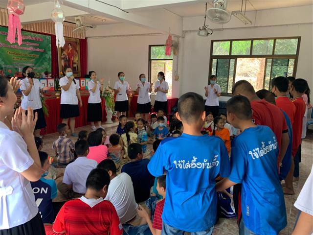 คณะสาธารณสุขศาสตร์ เข้าร่วมจัดกิจกรรมอบรมความรู้ เรื่อง “การส่งเสริมการบริโภคขนมที่นักเรียนทำขึ้นเอง เพื่อลดการบริโภคขนมซอง”  