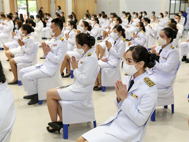 ผู้ช่วยอธิการบดีมหาวิทยาลัยพะเยา อาจารย์จารุวรรณ โปษยานนท์ พร้อมด้วย บุคลากรกองกลาง กองคลัง และเจ้าหน้าที่จากหน่อยงาน มหาวิทยาลัยพะเยา ร่วมพิธีวางพานพุ่มดอกไม้ ถวายราชสักการะ เนื่องใน "วันพระบาทสมเด็จพระพุทธยอดฟ้าจุฬาโลกมหาราช และวันที่ระลึกมหาจักรีบรมราชวงศ์"
