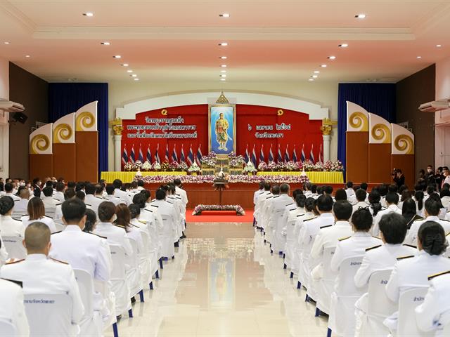 ผู้ช่วยอธิการบดีมหาวิทยาลัยพะเยา อาจารย์จารุวรรณ โปษยานนท์ พร้อมด้วย บุคลากรกองกลาง กองคลัง และเจ้าหน้าที่จากหน่อยงาน มหาวิทยาลัยพะเยา ร่วมพิธีวางพานพุ่มดอกไม้ ถวายราชสักการะ เนื่องใน "วันพระบาทสมเด็จพระพุทธยอดฟ้าจุฬาโลกมหาราช และวันที่ระลึกมหาจักรีบรมราชวงศ์"