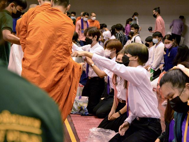 กิจกรรมตักบาตรน้องใหม่ 11 ปี มหาวิทยาลัยพะเยา